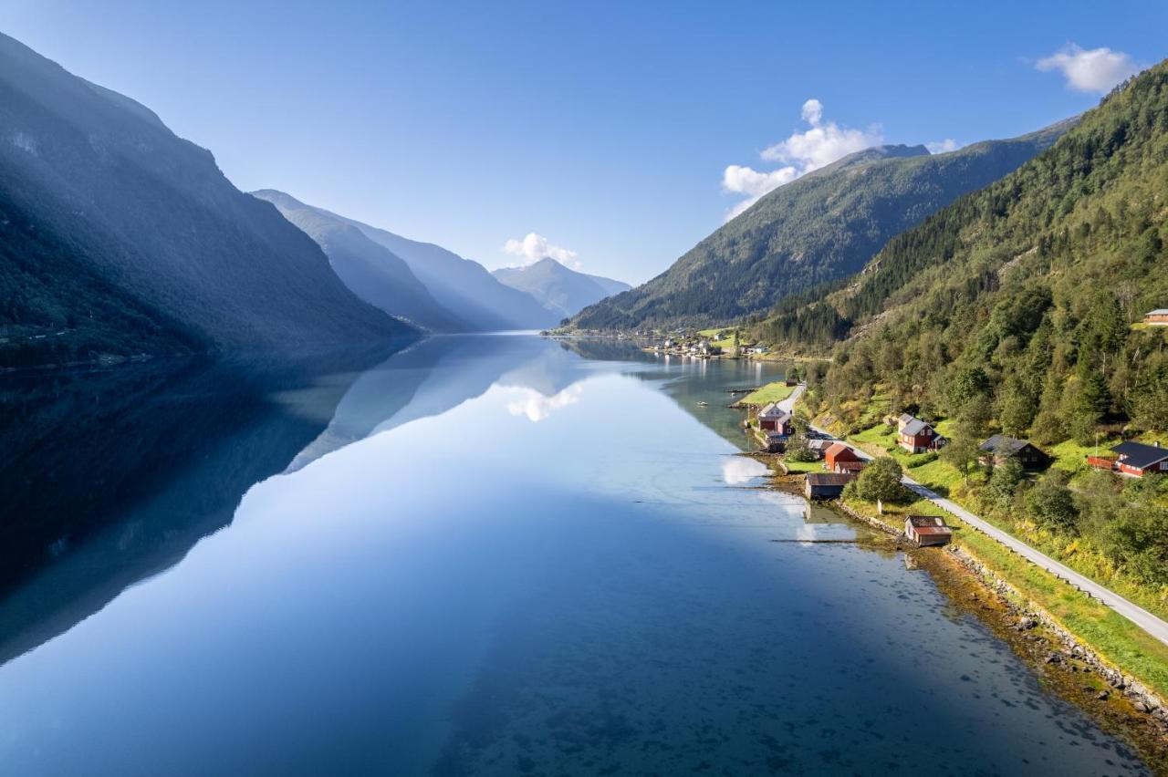 Cabin Alongside The Beautiful Fjaerlandsfjord Buitenkant foto