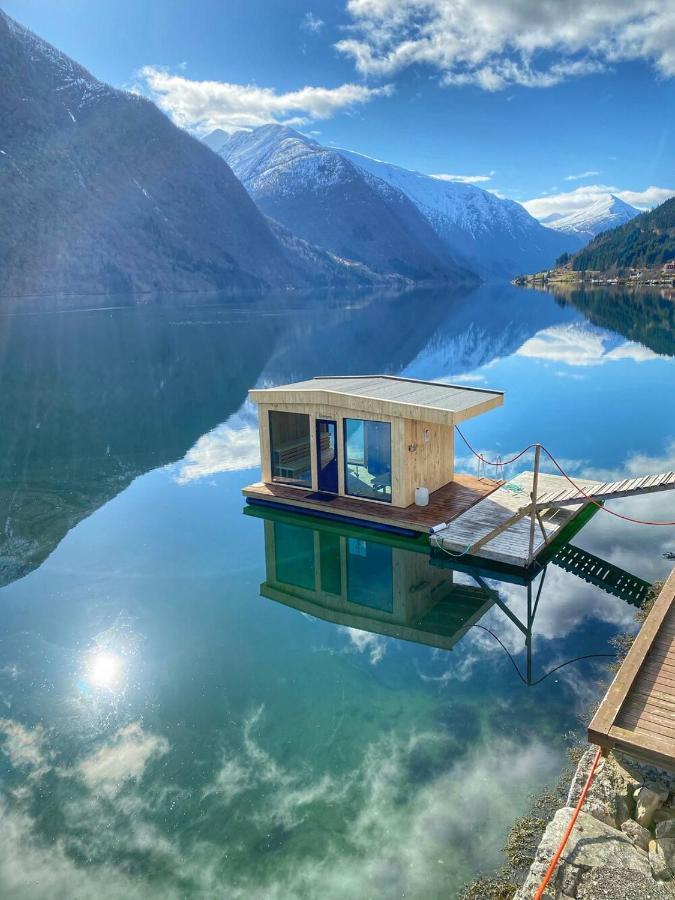 Cabin Alongside The Beautiful Fjaerlandsfjord Buitenkant foto